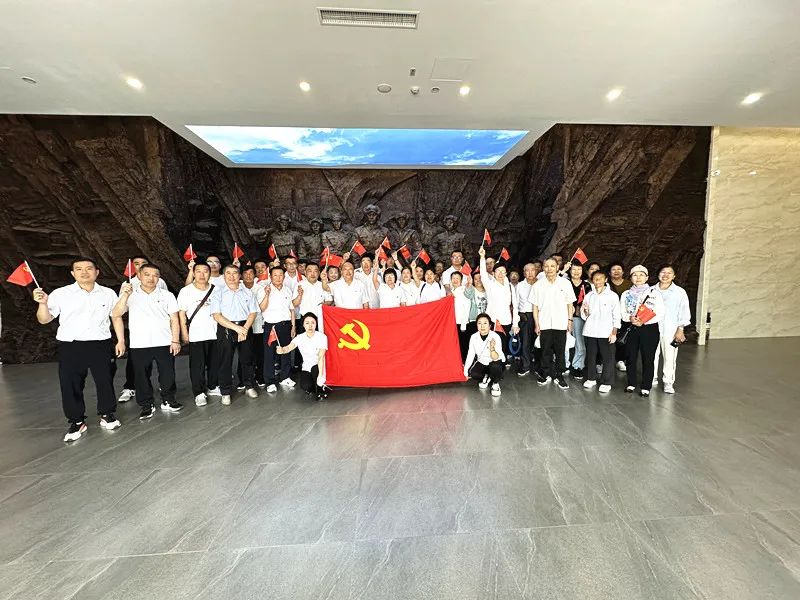 調(diào)兵山市兀術(shù)街村黨總支、鑫豐礦業(yè)黨支部聯(lián)合開展“學(xué)黨紀(jì) 增定力 憶初心 強(qiáng)黨性”慶祝建黨103周年活動